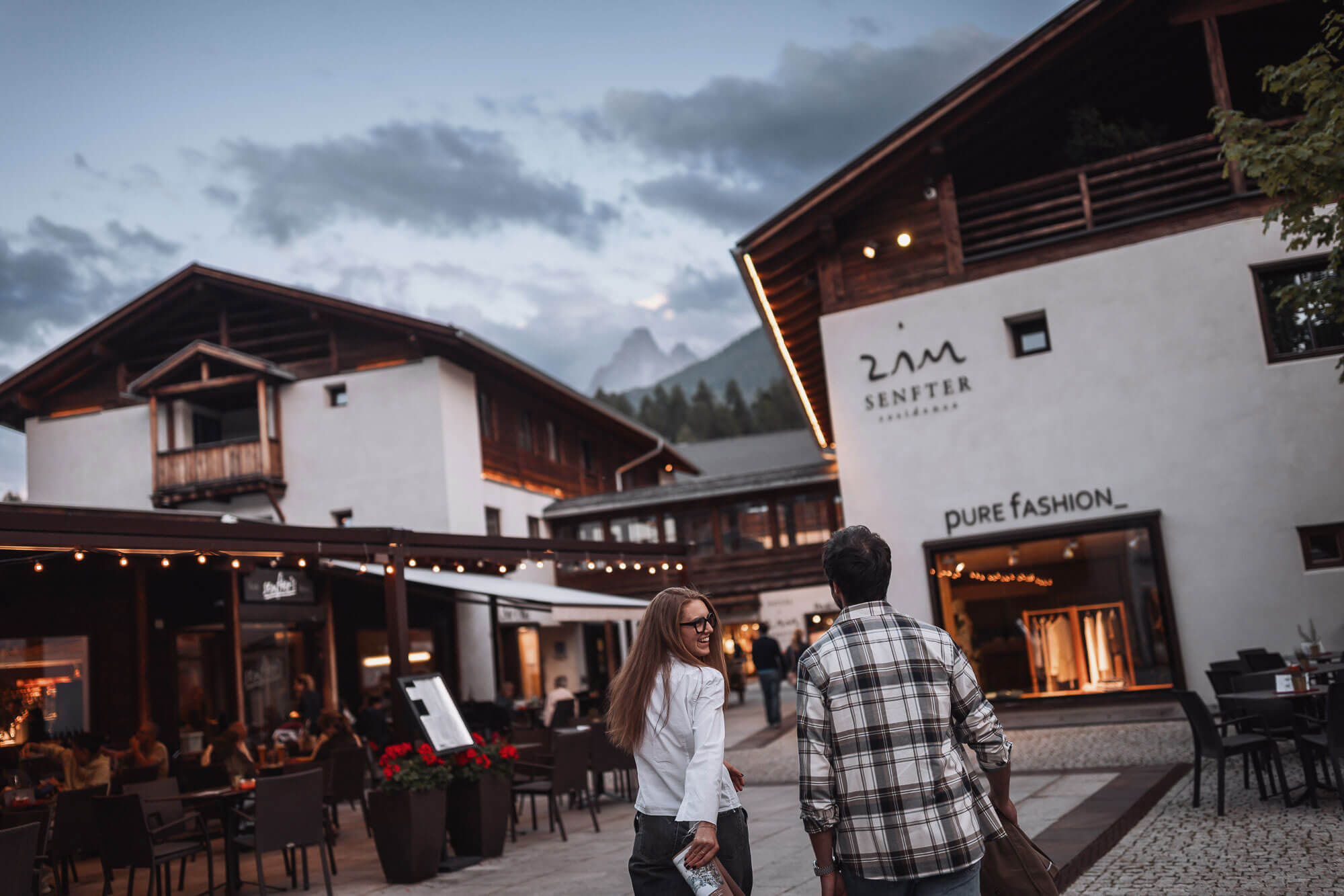 Ein Mann und eine Frau auf dem Senfter Platzl im Sommer