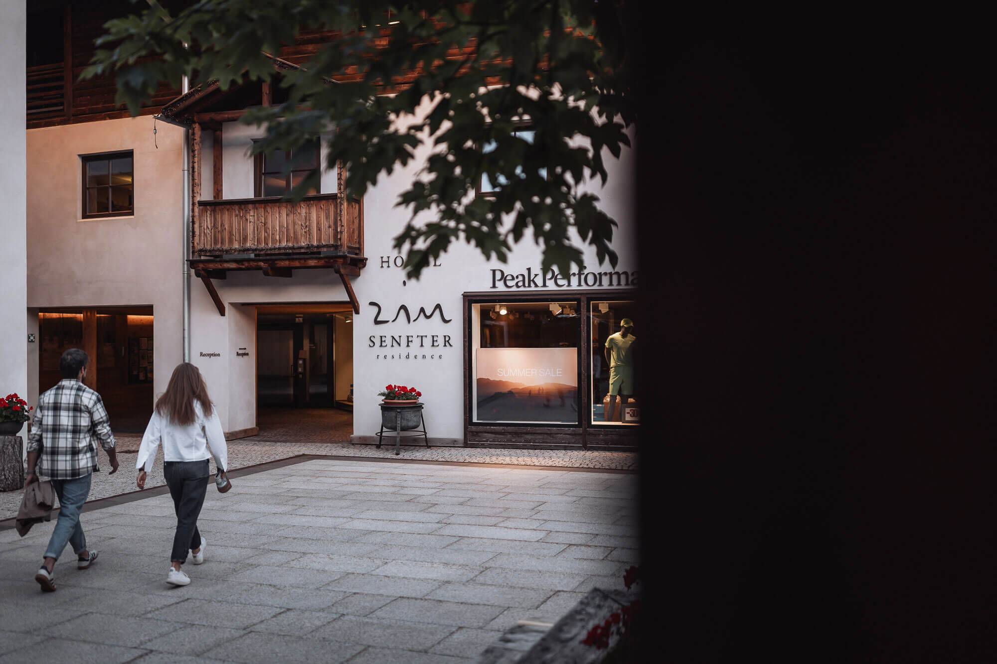 Ein Paar geht in die Zin Senfter Residence