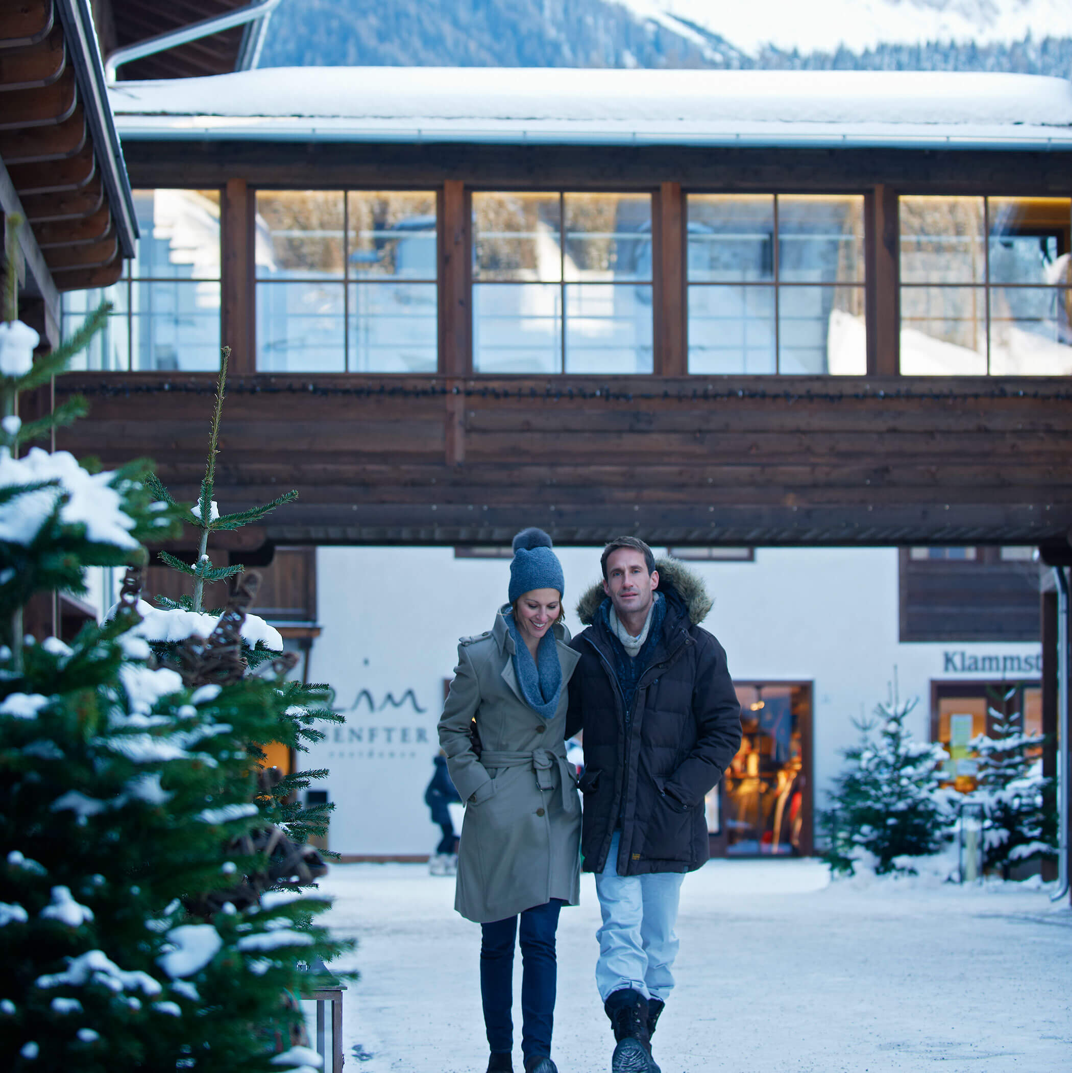 Ein Paar schlendert durchs verscheite Innichen