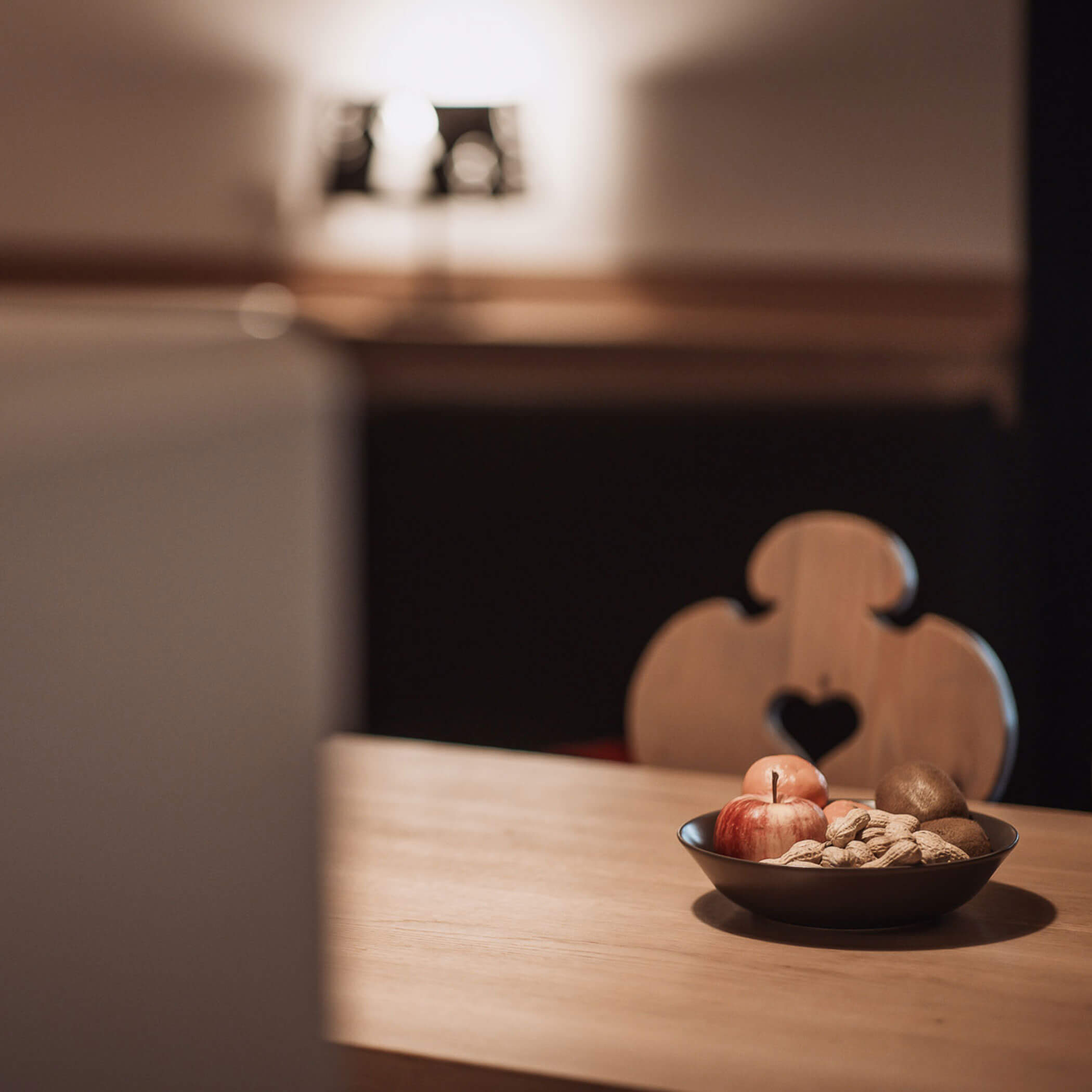 Obstschale auf dem Esstisch im Apartment