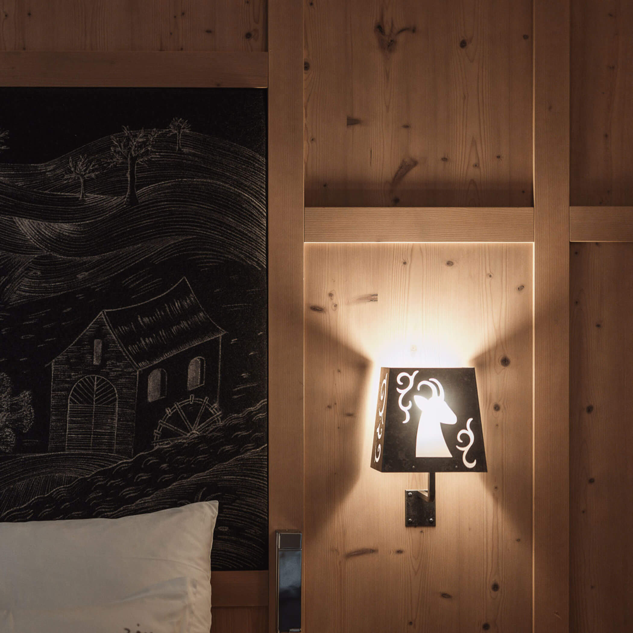 Angeschaltete Nachttischlampe im Schlafzimmer