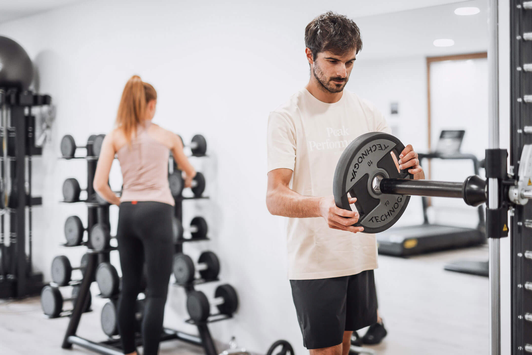 Ein Mann und eine Frau im Fitnessraum