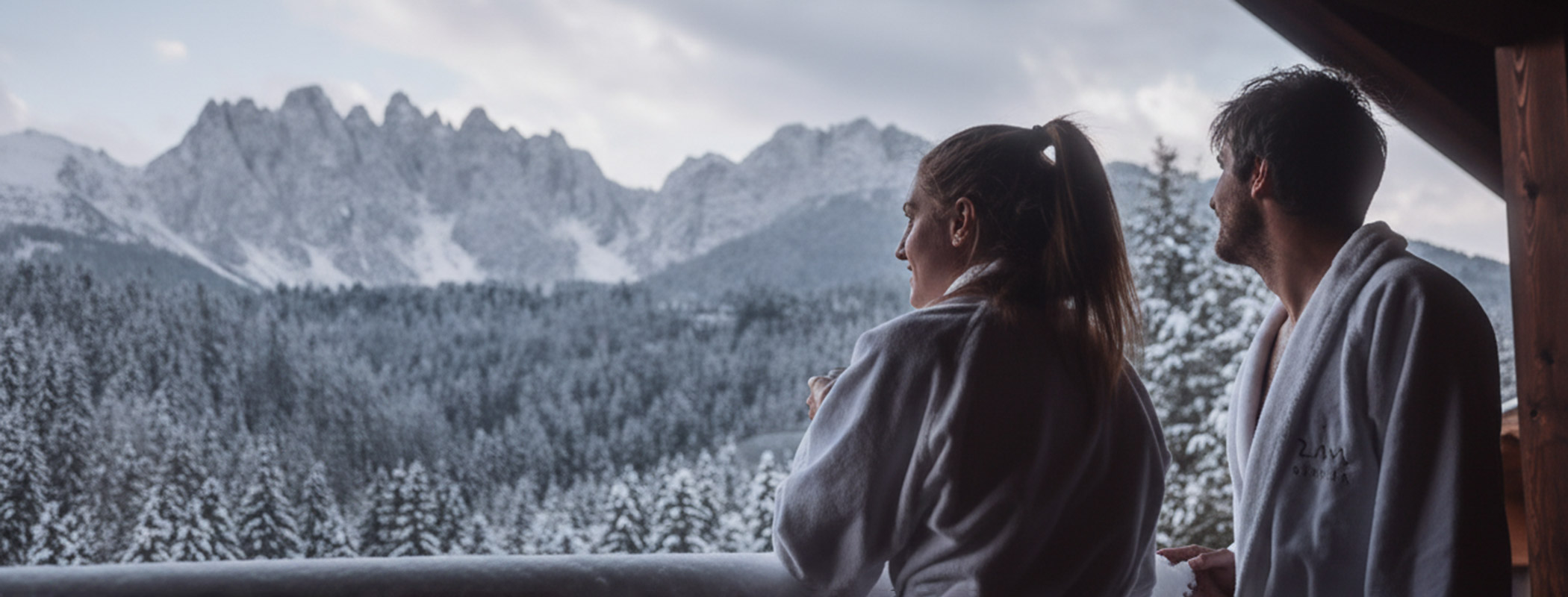 Ein Paar in Bademänteln auf dem Balkon