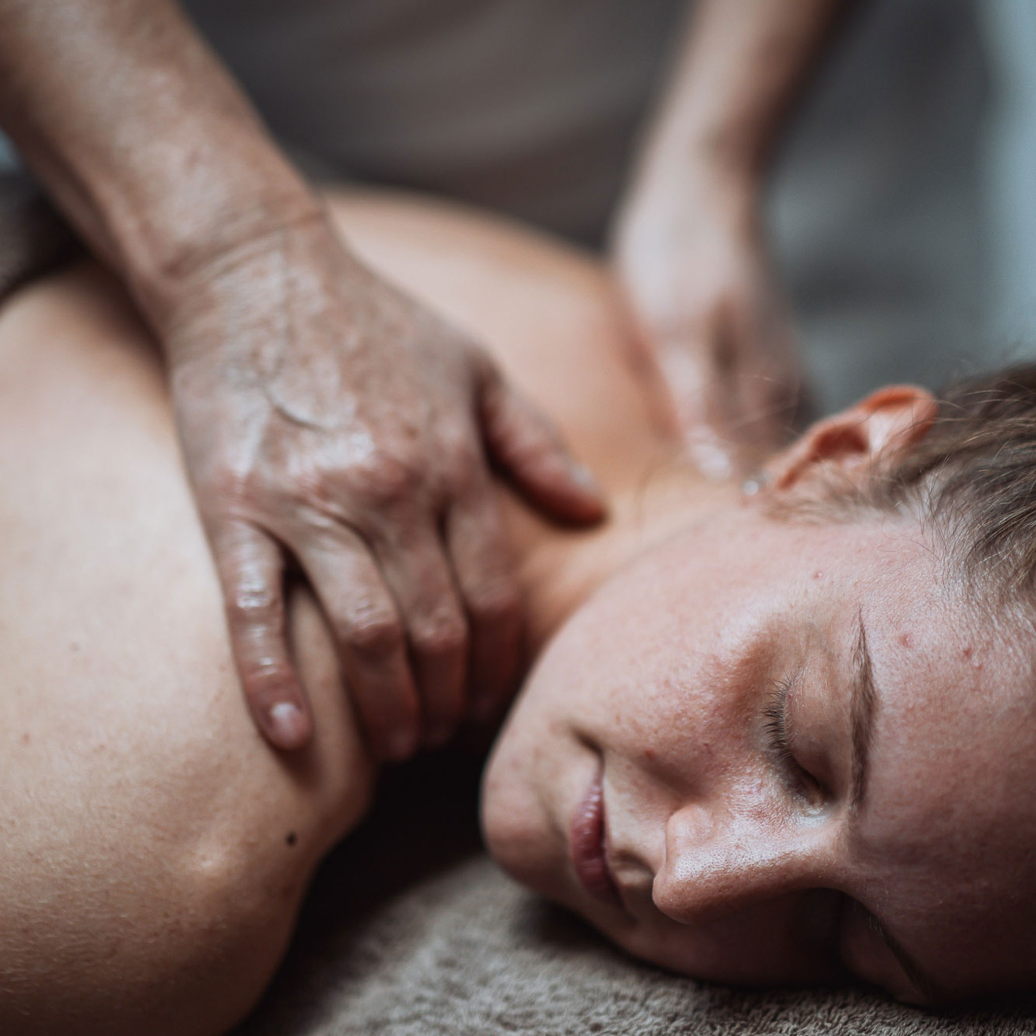 Eine Frau wird massiert