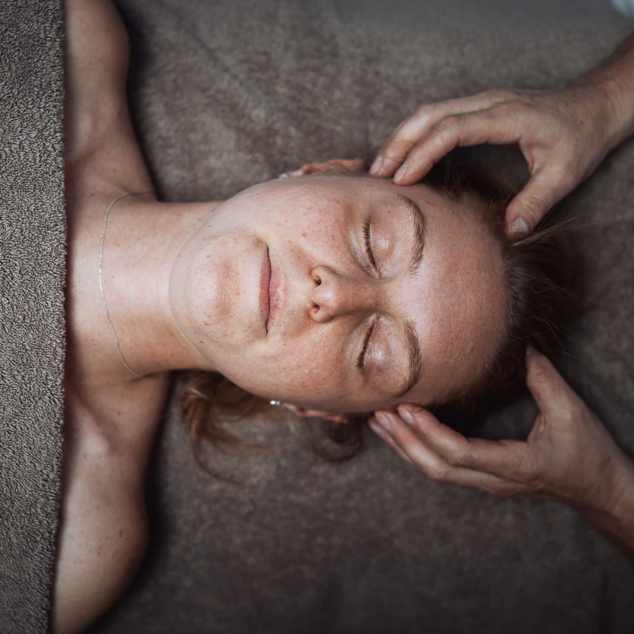 Eine Frau erhält eine Kopfmassage